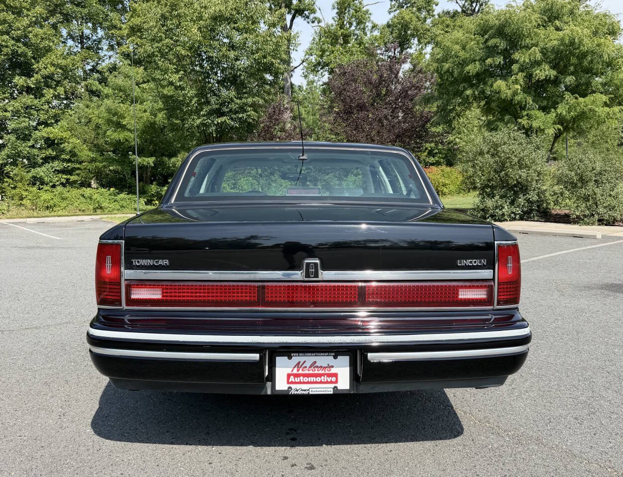 Used 1994 Lincoln Town Car Signature RWD image 4