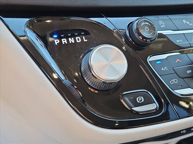 Used 2018 Chrysler Pacifica Touring Plus w/ Tire & Wheel Group FWD image 12
