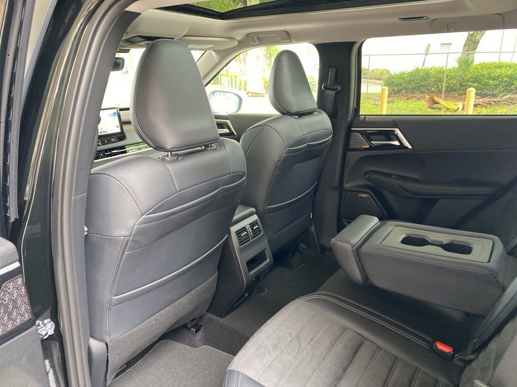 New 2025 Mitsubishi Outlander SE image 36