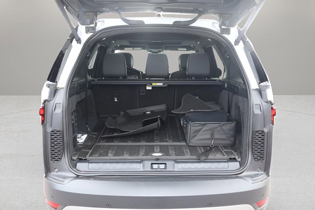 Used 2025 Land Rover Discovery S AWD/4WD image 16