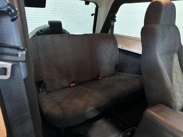 Used 2005 Jeep Wrangler Unlimited Rubicon image 16