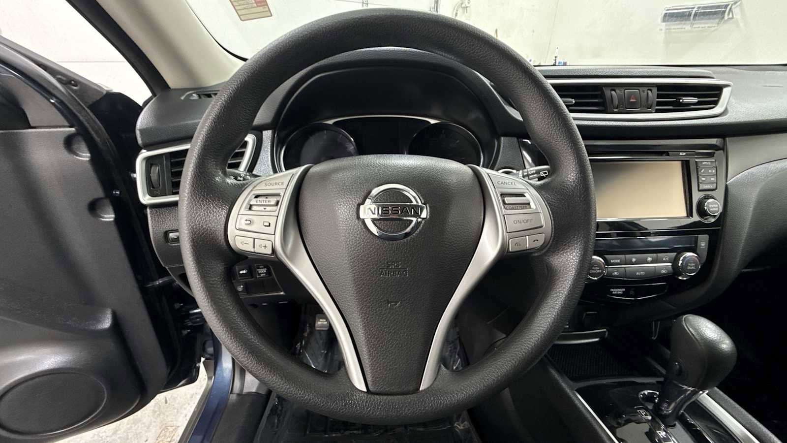 Used 2016 Nissan Rogue SV w/ SV Premium Package image 16