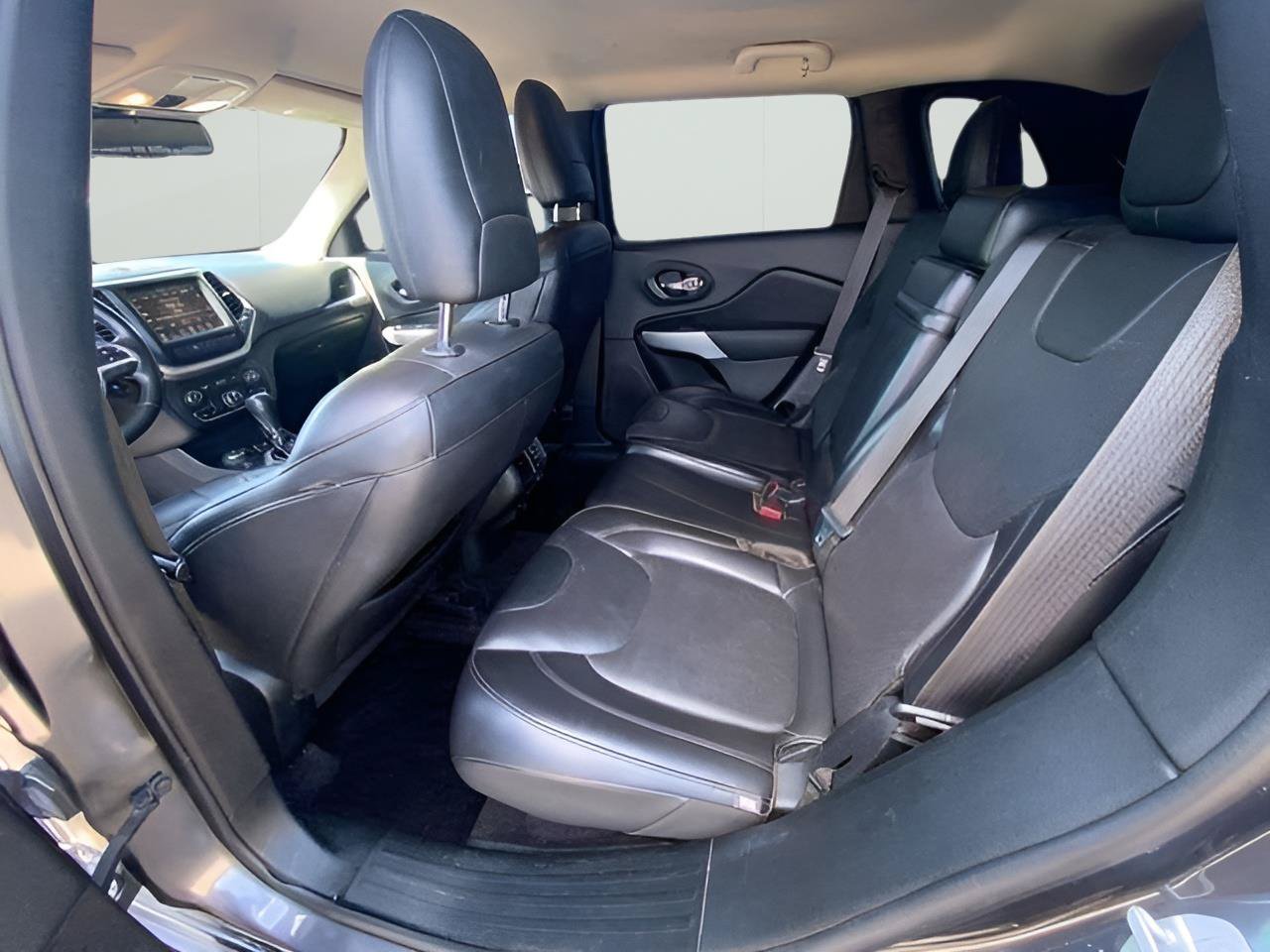 Used 2018 Jeep Cherokee Overland AWD/4WD image 24