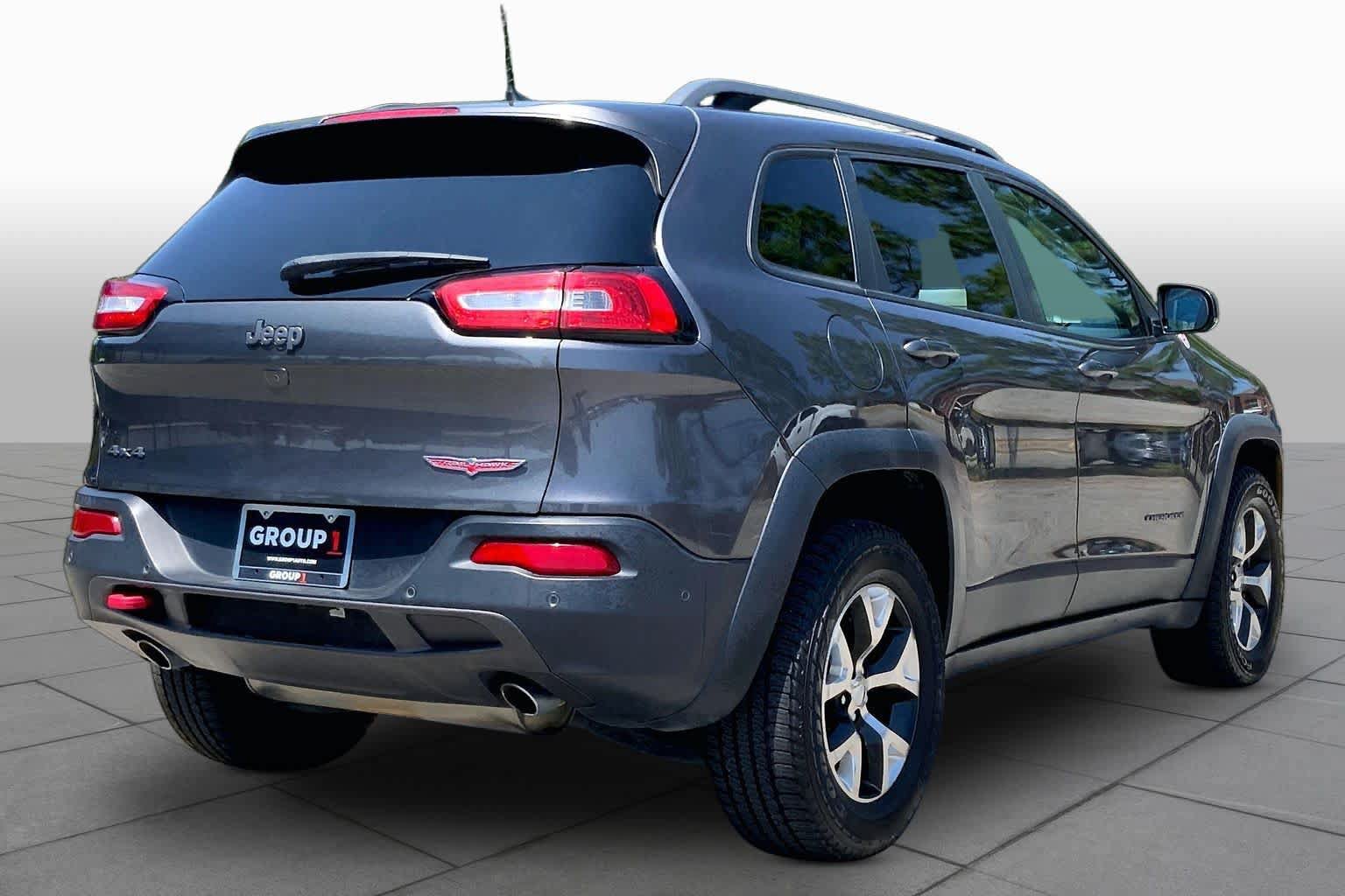 Used 2017 Jeep Cherokee Trailhawk AWD/4WD image 12