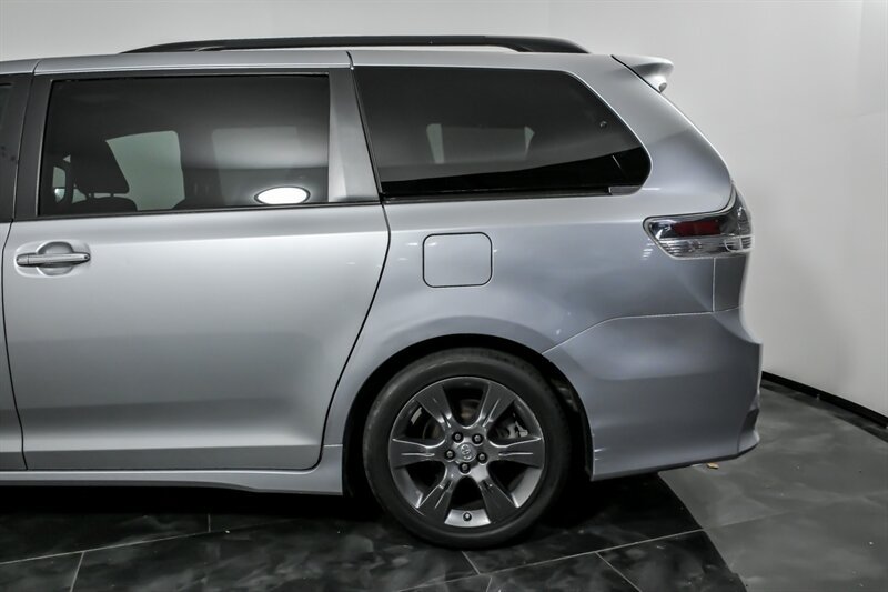 Used 2016 Toyota Sienna SE w/ SE Preferred Package FWD image 7