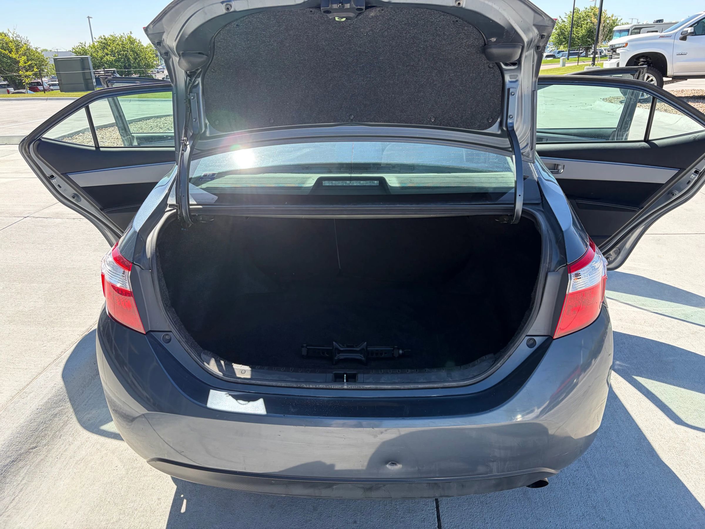 Used 2015 Toyota Corolla LE FWD image 10