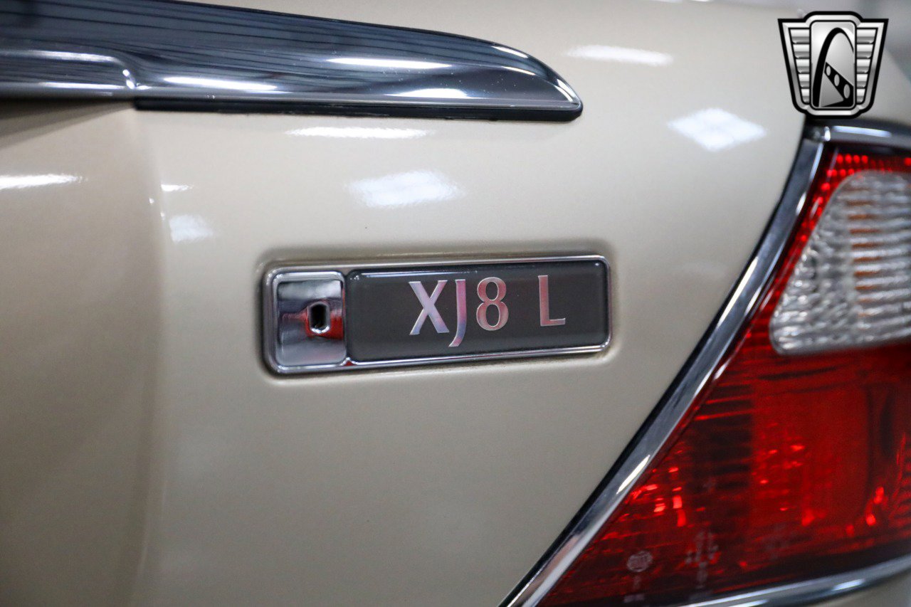 Used 2001 Jaguar XJ8 image 9