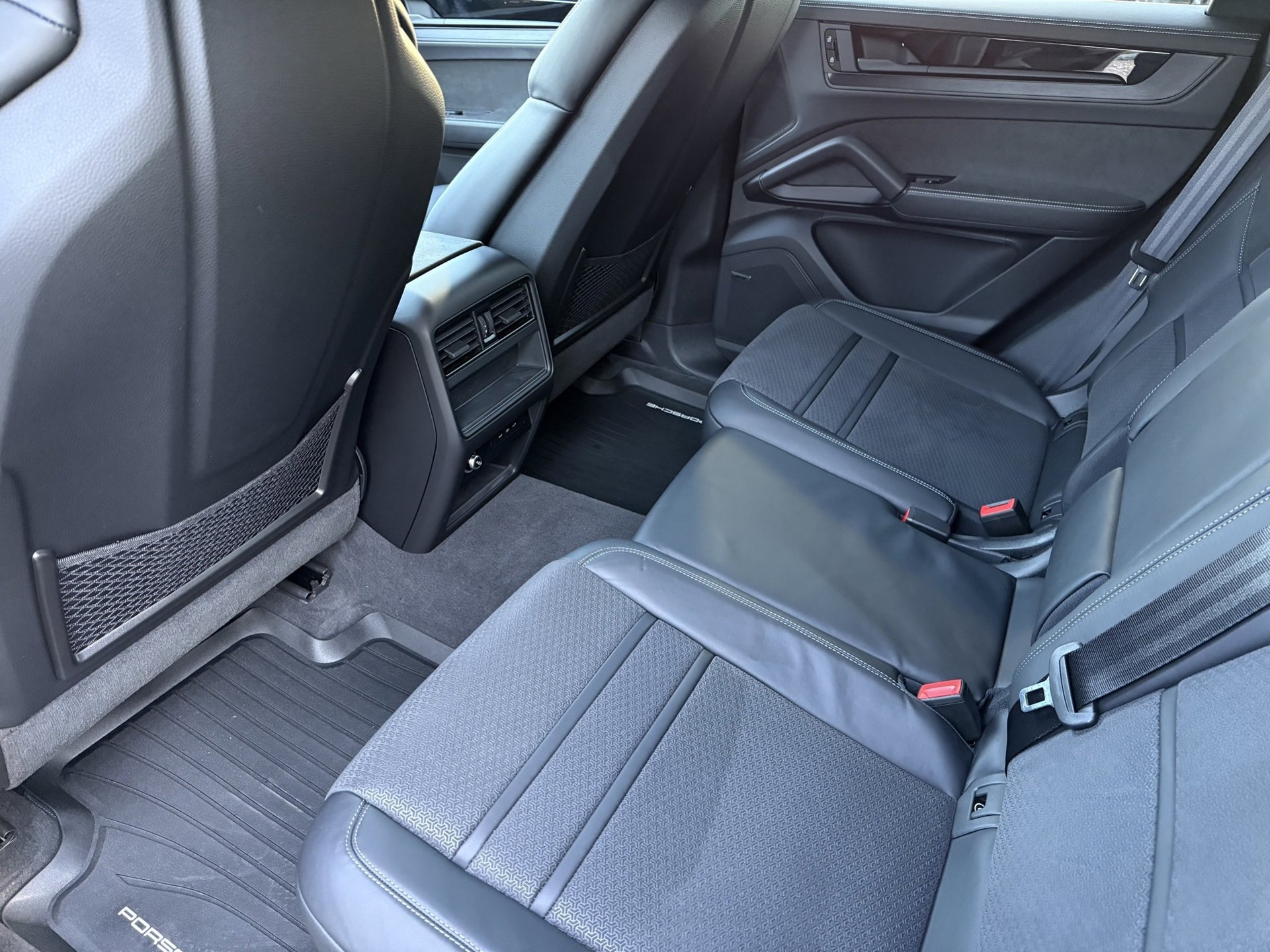 Used 2025 Porsche Cayenne GTS image 31