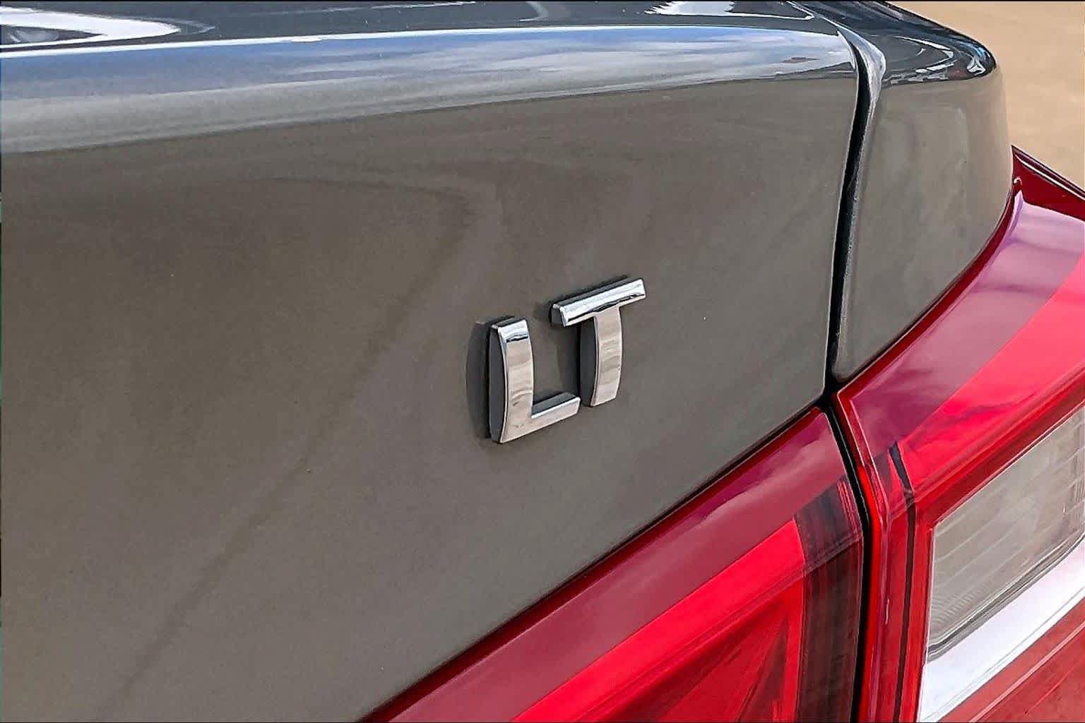 Used 2017 Chevrolet Malibu LT FWD image 11
