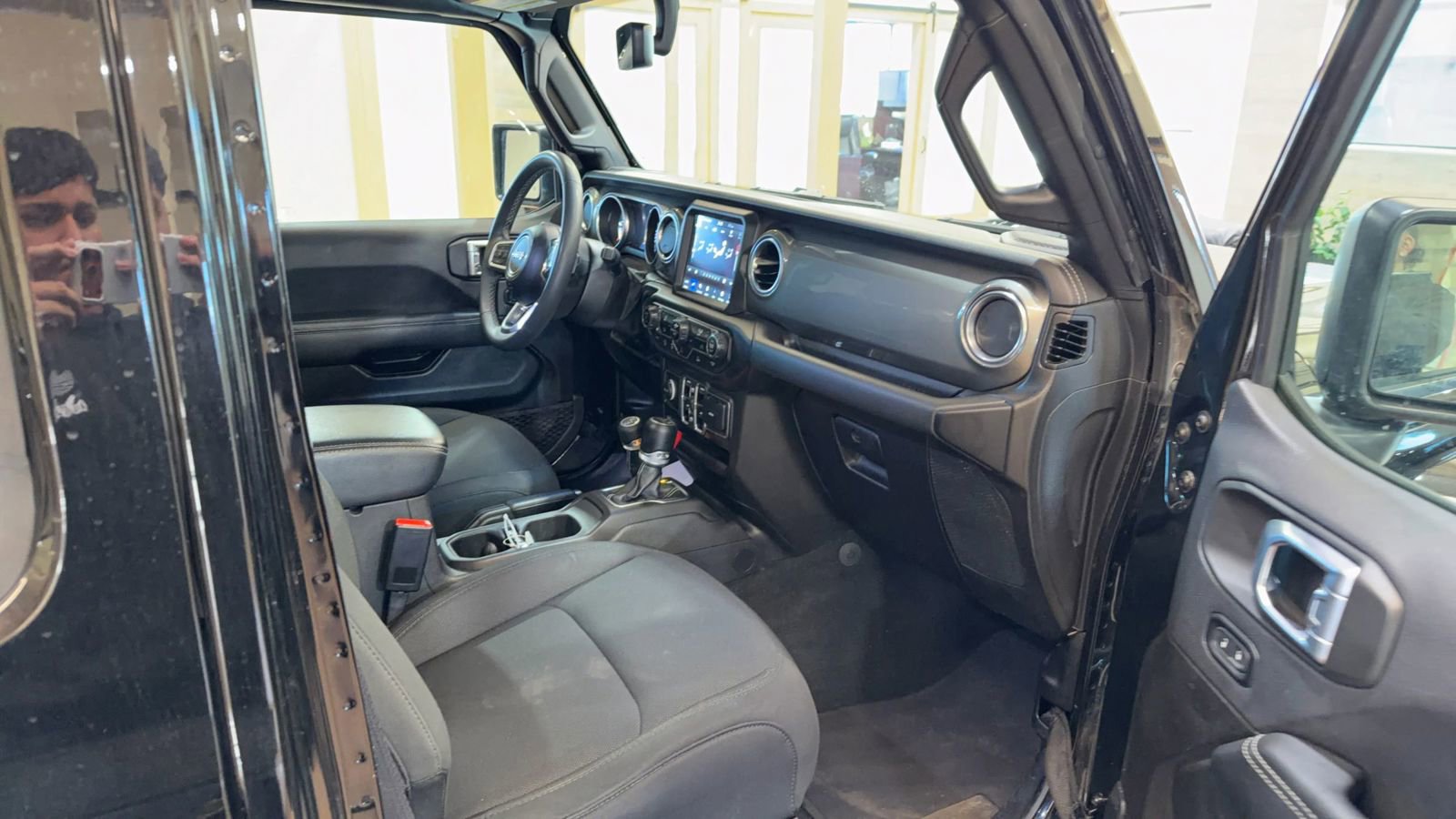 Used 2023 Jeep Wrangler Unlimited Sahara image 22