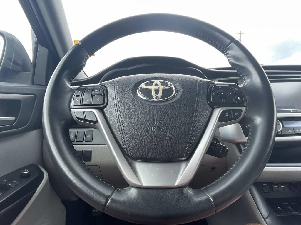 Used 2019 Toyota Highlander XLE FWD image 27
