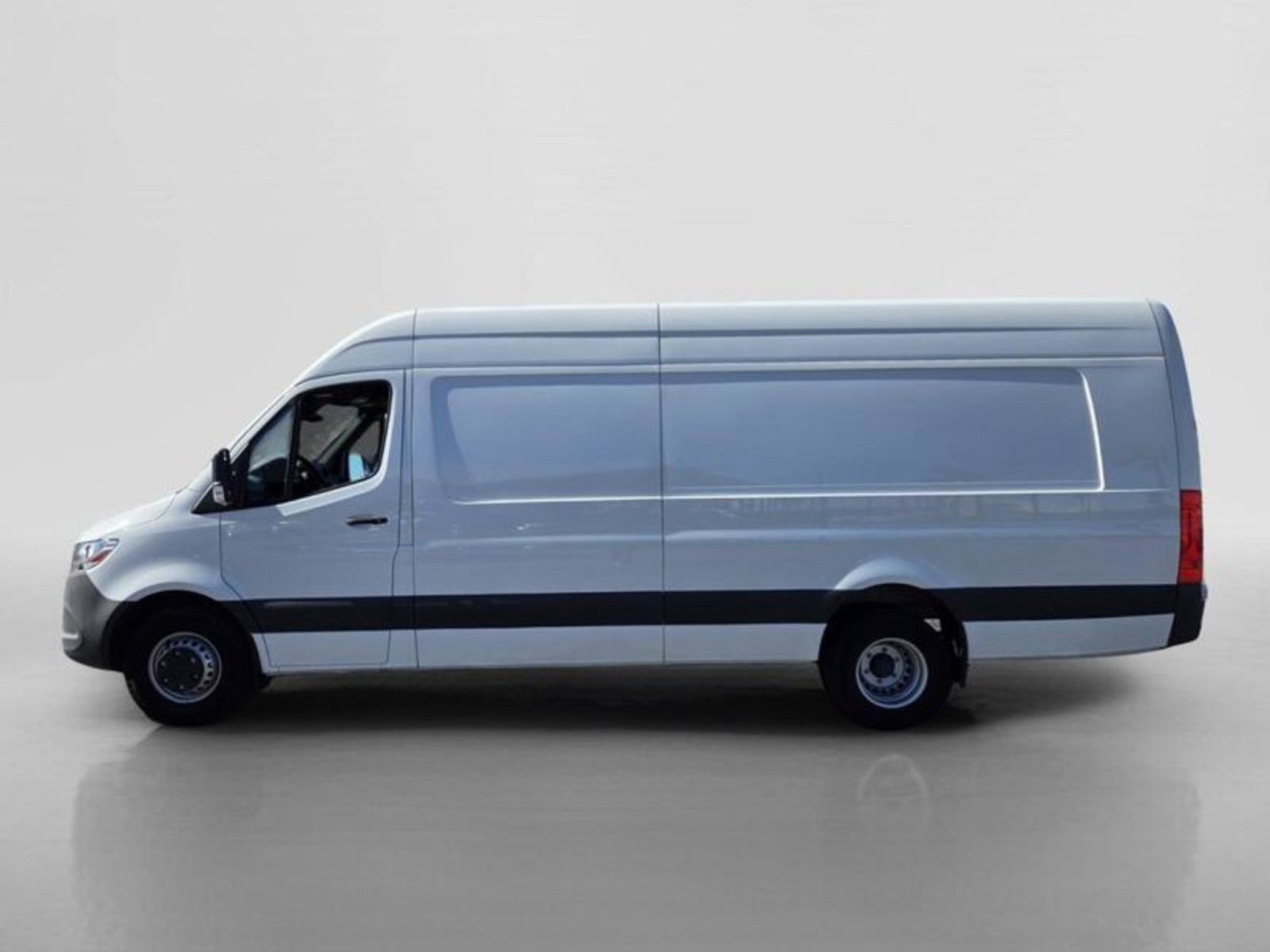 Used 2024 Mercedes-Benz Sprinter 4500 image 2