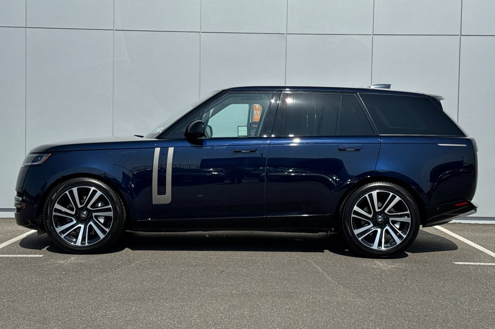 Certified 2023 Land Rover Range Rover SE AWD/4WD image 2