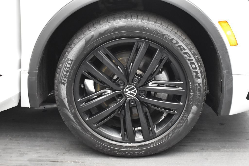 Used 2022 Volkswagen Tiguan SE R-Line AWD/4WD image 5