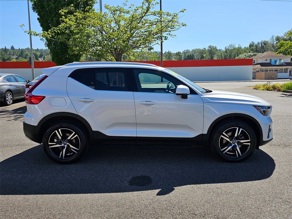 Used 2025 Volvo XC40 B5 Core image 4