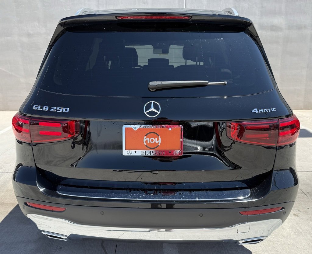 Used 2025 Mercedes-Benz GLB 250 4MATIC image 2