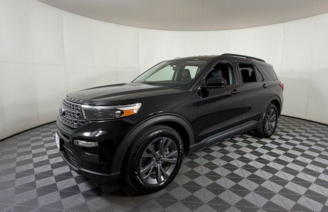 Used 2023 Ford Explorer XLT w/ Equipment Group 202A RWD image 2