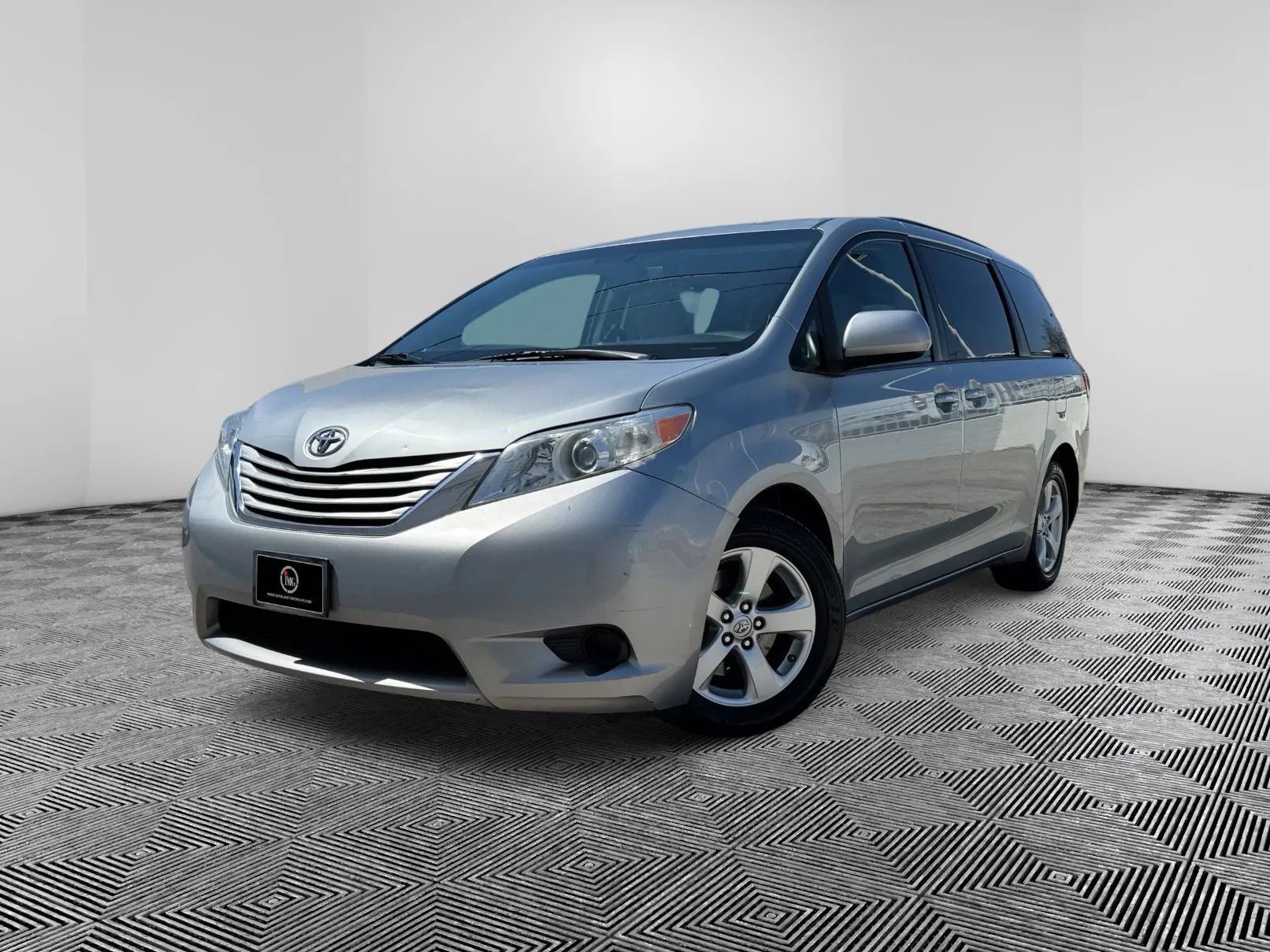 Used 2015 Toyota Sienna LE image 2
