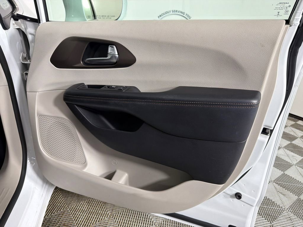 Used 2019 Chrysler Pacifica Touring-L FWD image 14
