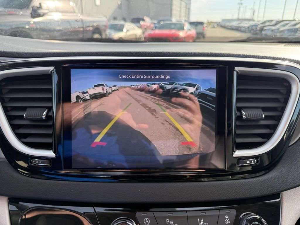 Used 2023 Chrysler Pacifica Touring-L image 25