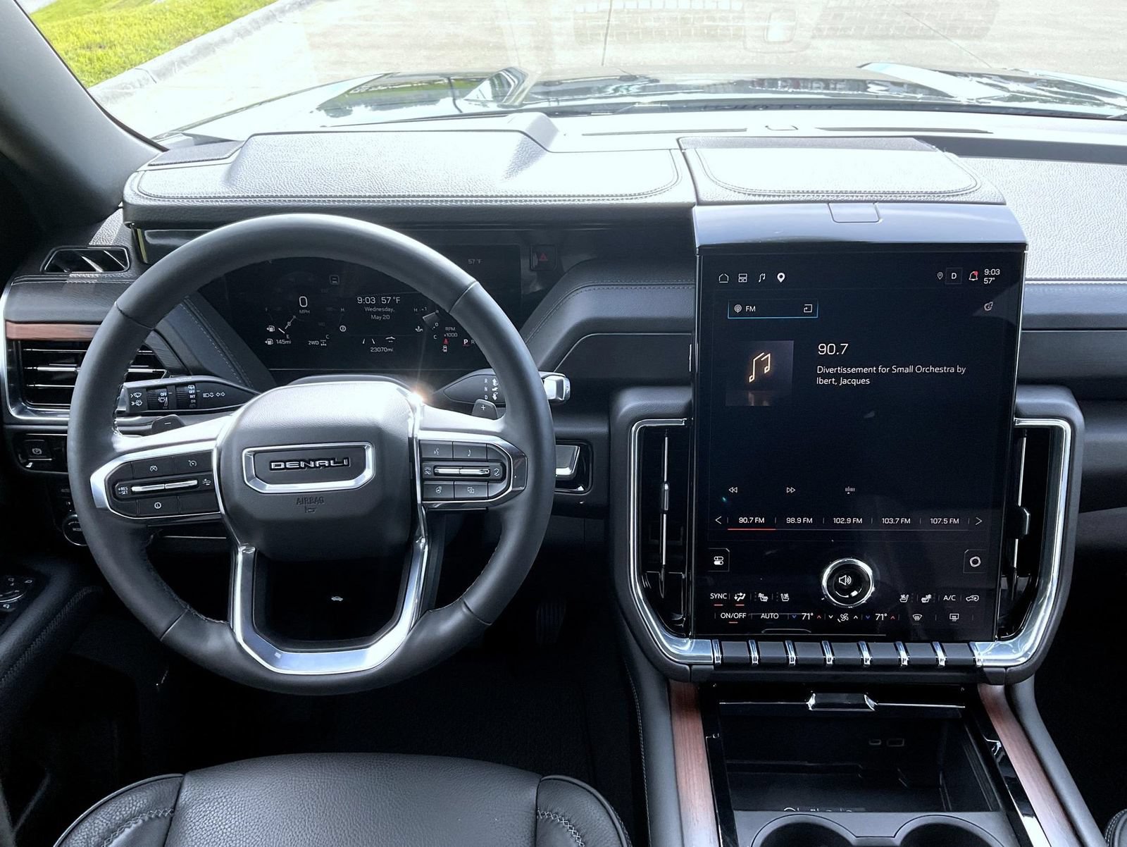 Used 2025 GMC Yukon XL Denali AWD/4WD image 14