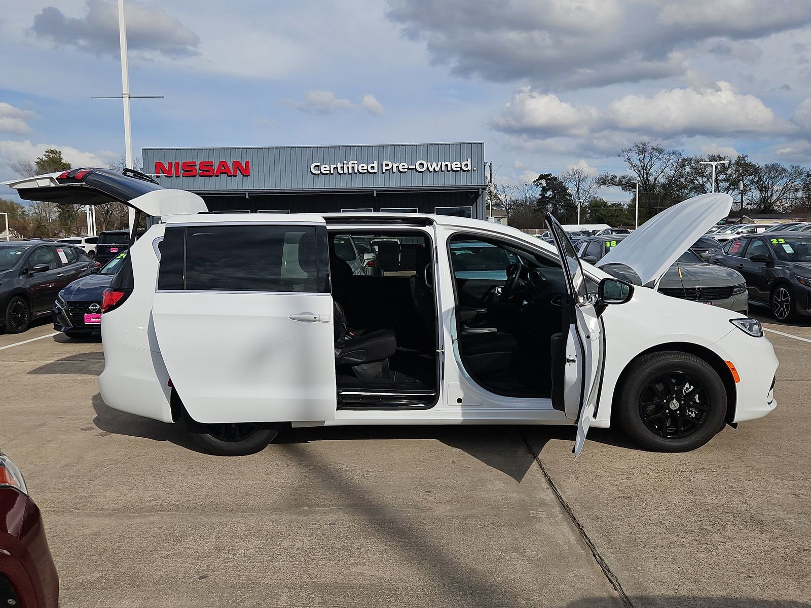 Used 2024 Chrysler Pacifica Touring image 12