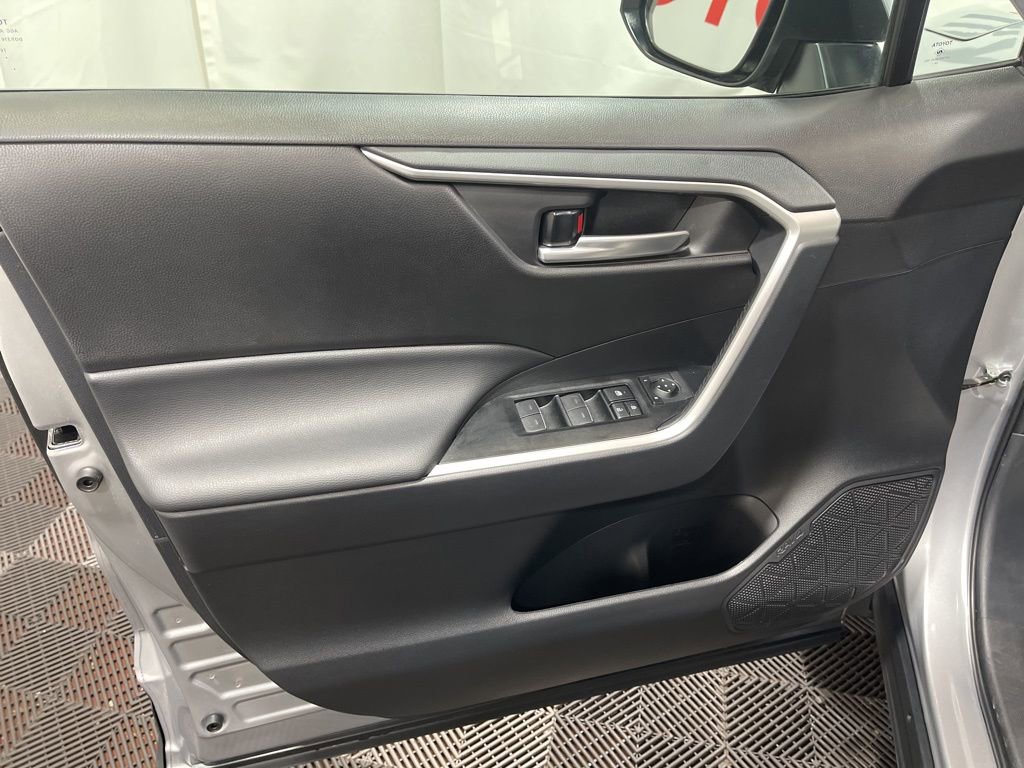 Used 2025 Toyota RAV4 XLE image 19