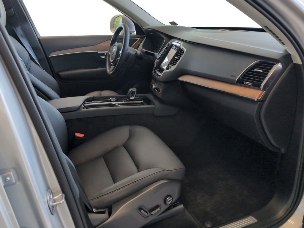 Used 2025 Volvo XC90 B6 Plus image 14