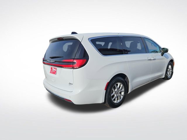 Used 2023 Chrysler Pacifica Touring-L FWD image 9