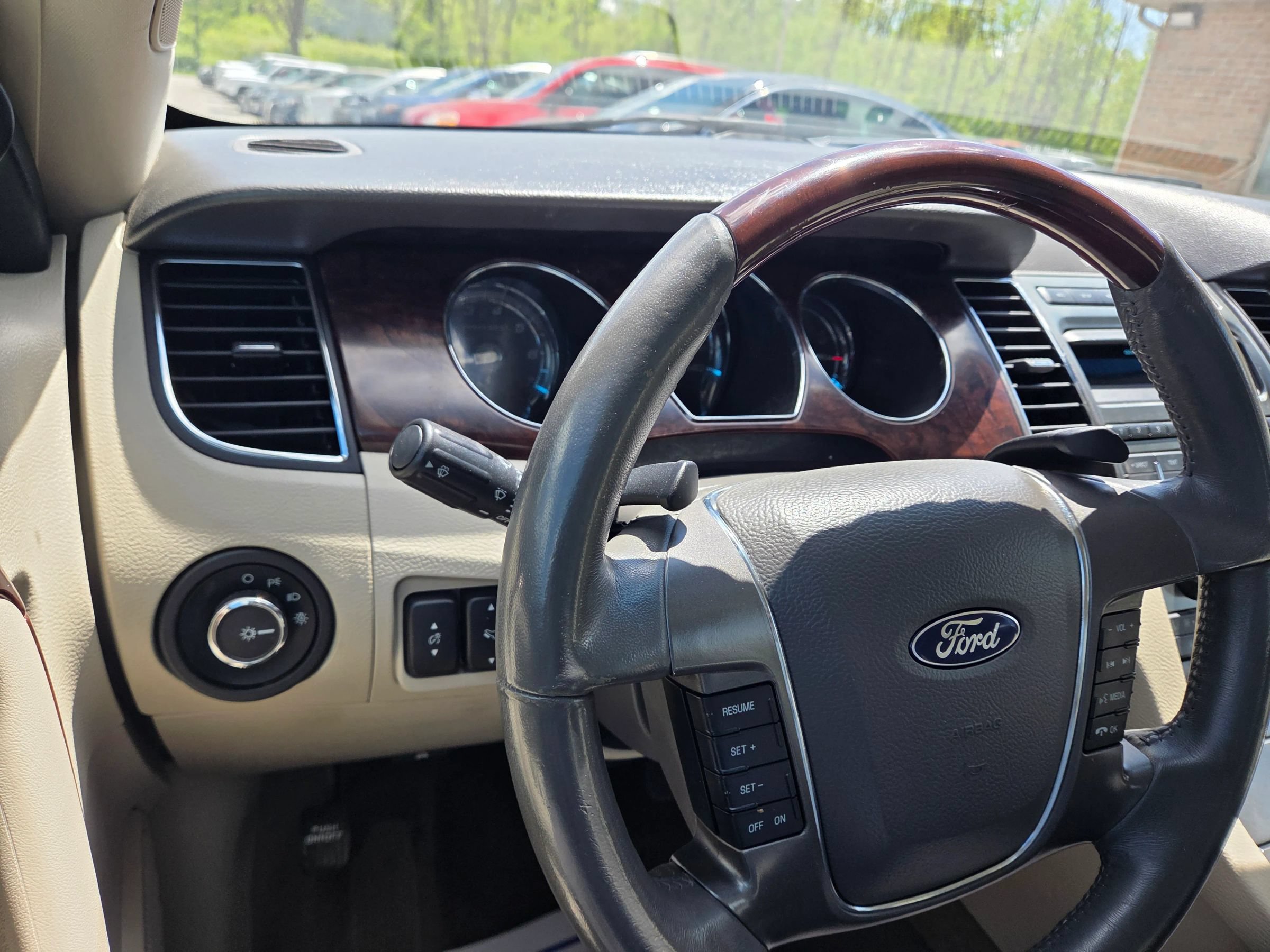 Used 2010 Ford Taurus Limited AWD/4WD image 8