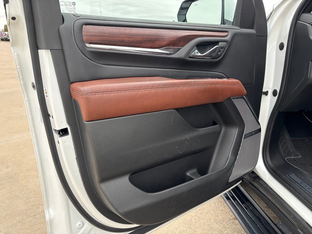 Used 2023 GMC Yukon XL Denali Ultimate AWD/4WD image 13