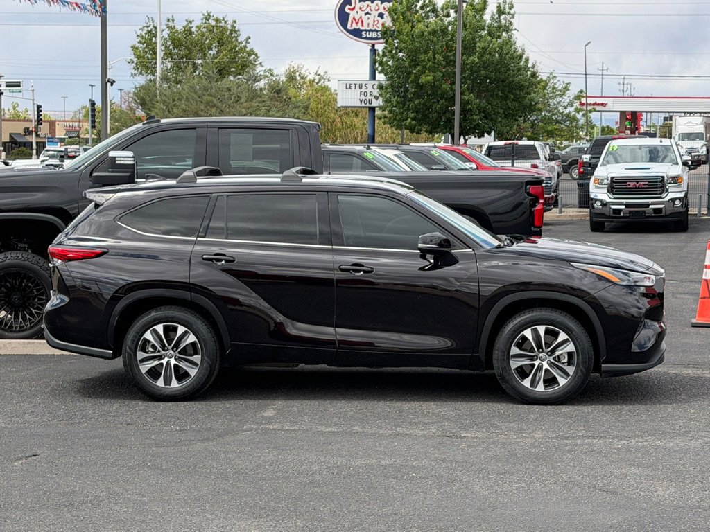 Used 2022 Toyota Highlander XLE FWD image 3