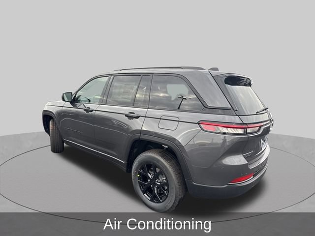 Used 2025 Jeep Grand Cherokee Altitude AWD/4WD image 6