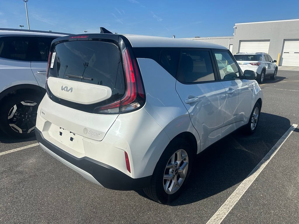 Used 2023 Kia Soul LX w/ Option Group 015 FWD image 4