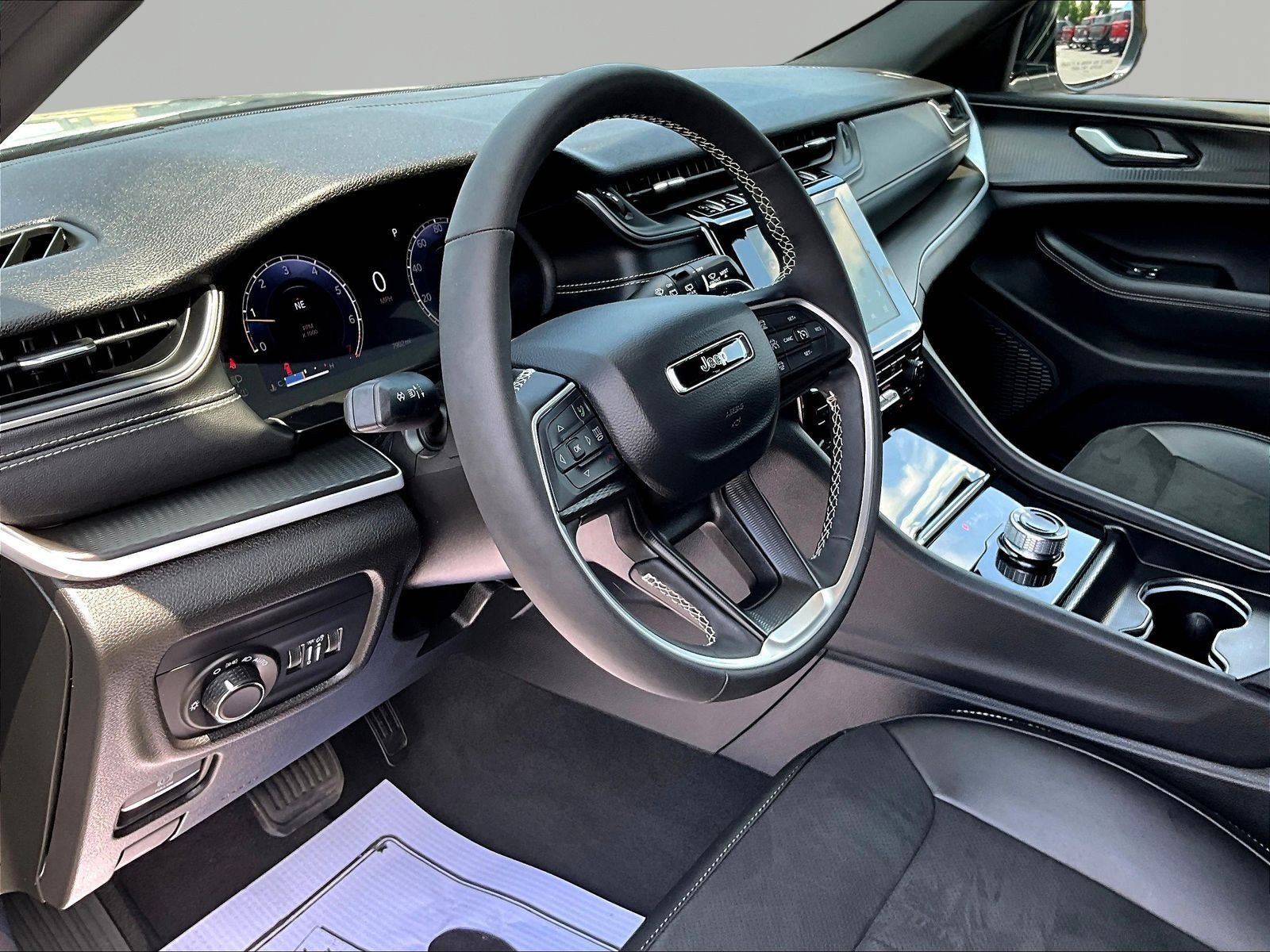 Used 2025 Jeep Grand Cherokee Altitude AWD/4WD image 17