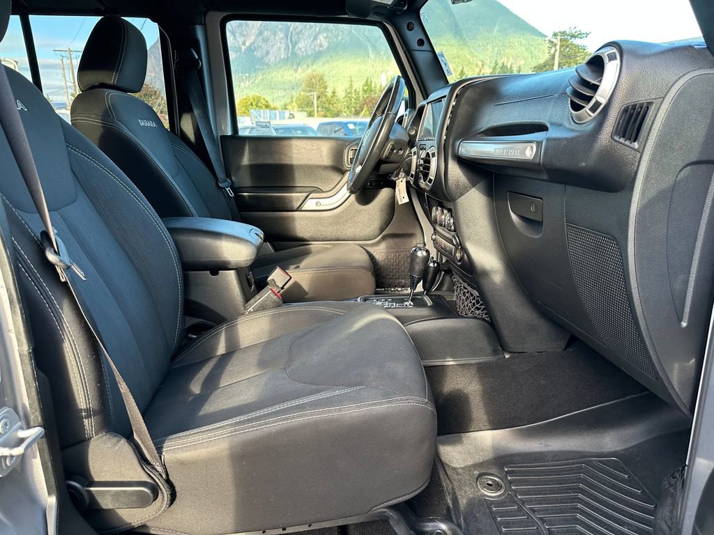 Used 2018 Jeep Wrangler Unlimited Sahara w/ Connectivity Group image 11