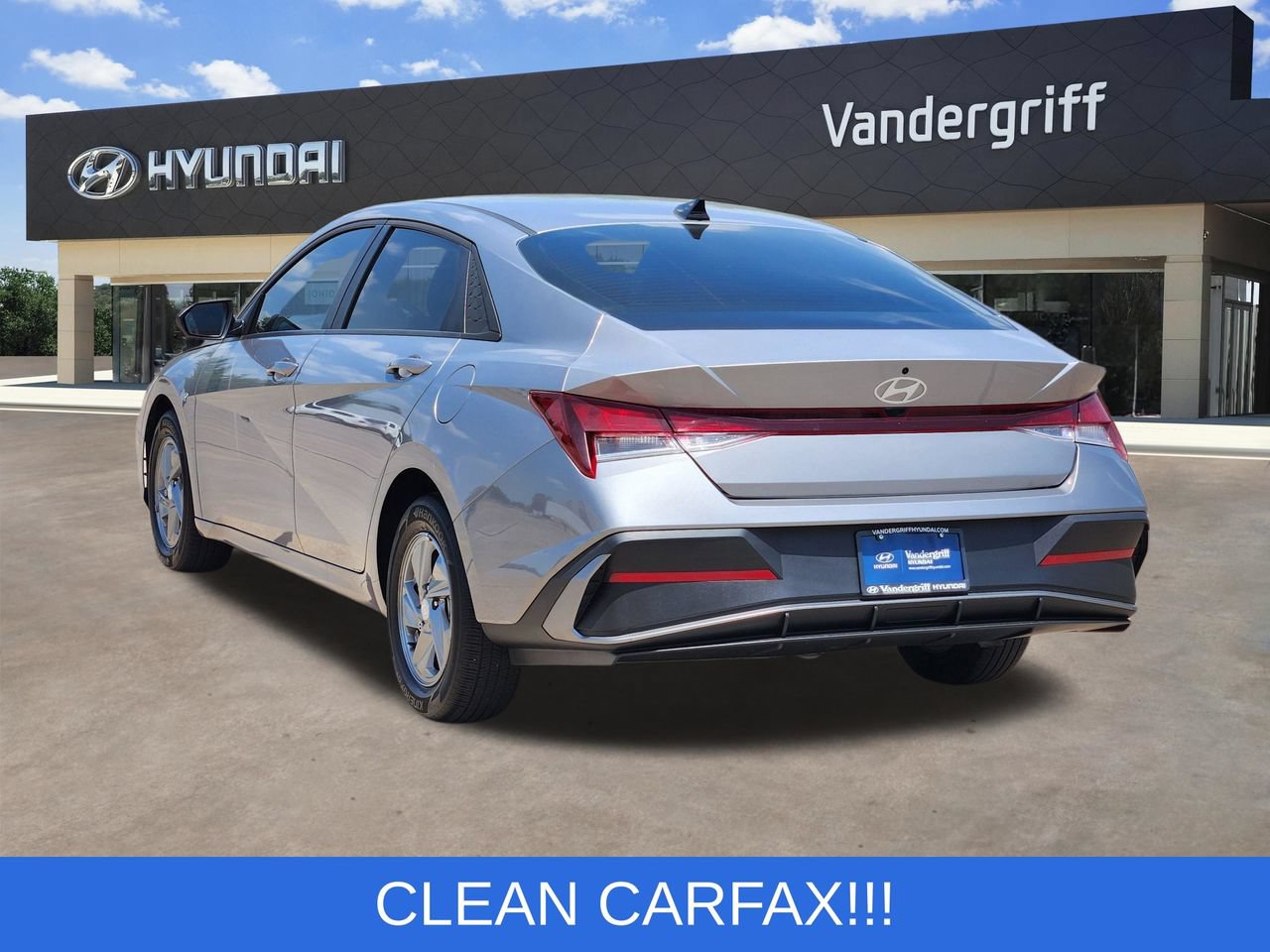 Certified 2025 Hyundai Elantra SE FWD image 3