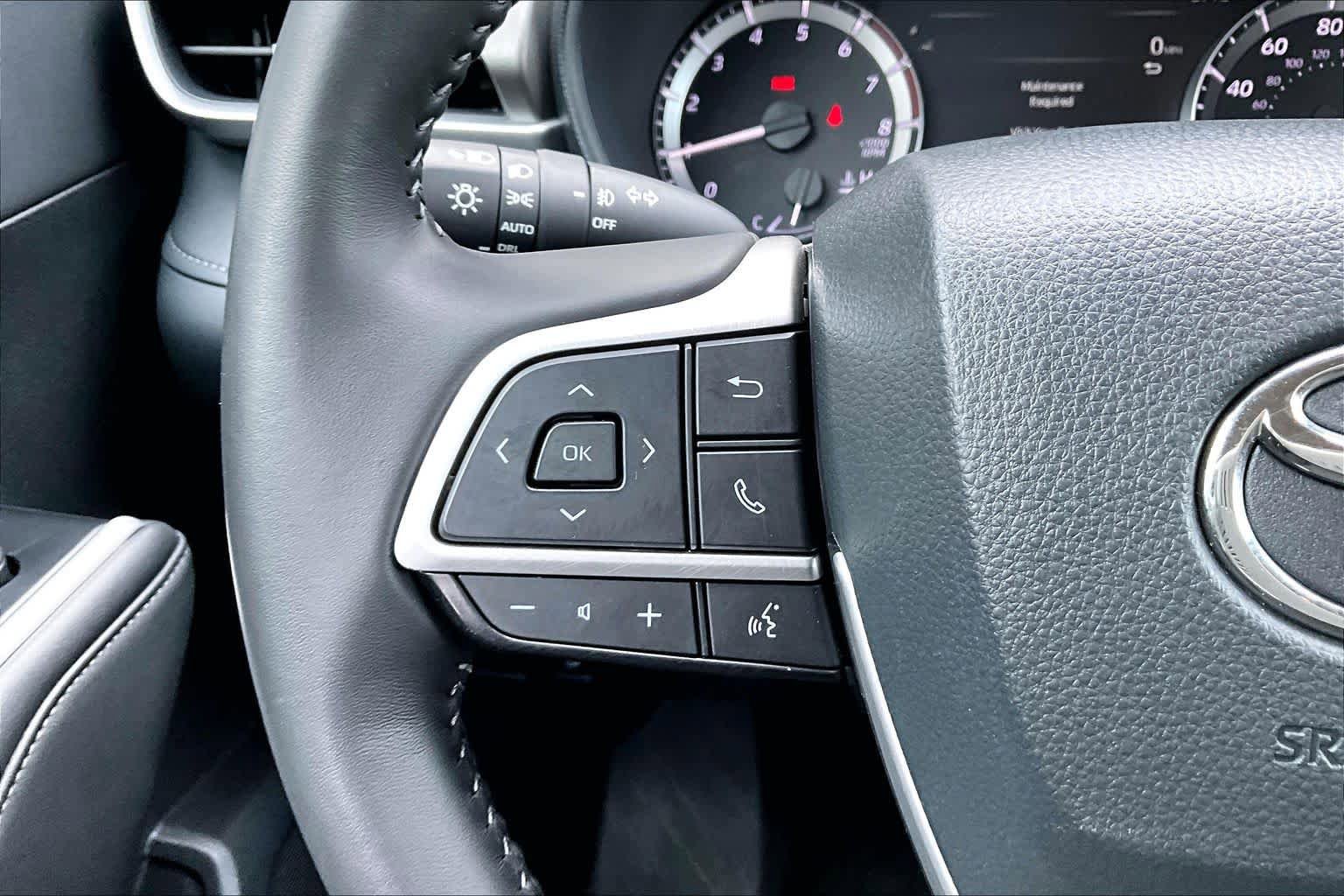 Used 2025 Toyota Highlander LE FWD image 23