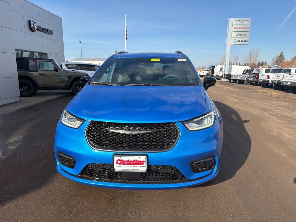 New 2026 Chrysler Pacifica Limited image 3