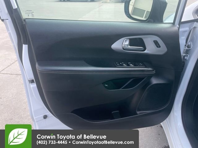 Used 2024 Chrysler Pacifica Select image 15