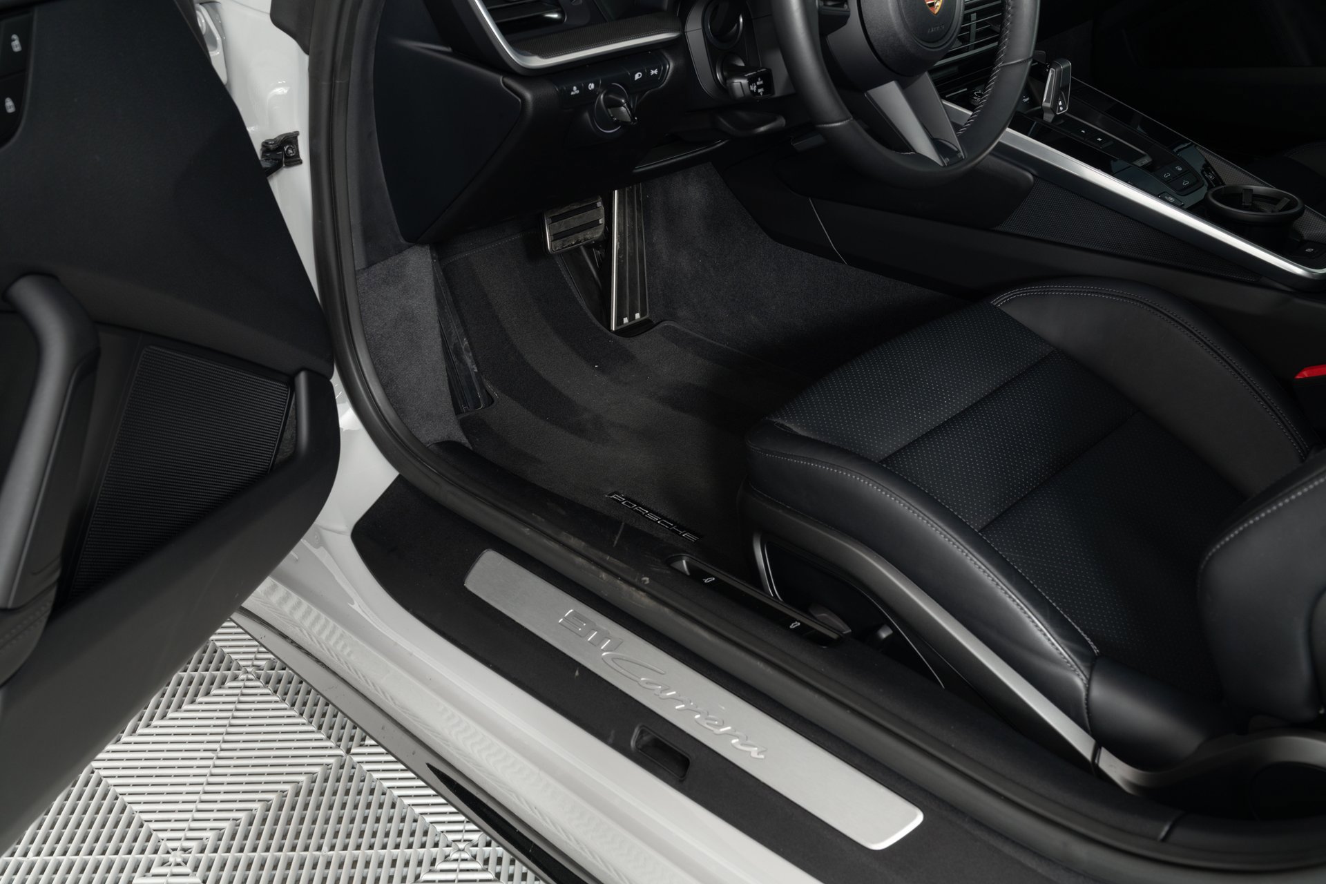Used 2024 Porsche 911 Carrera image 13