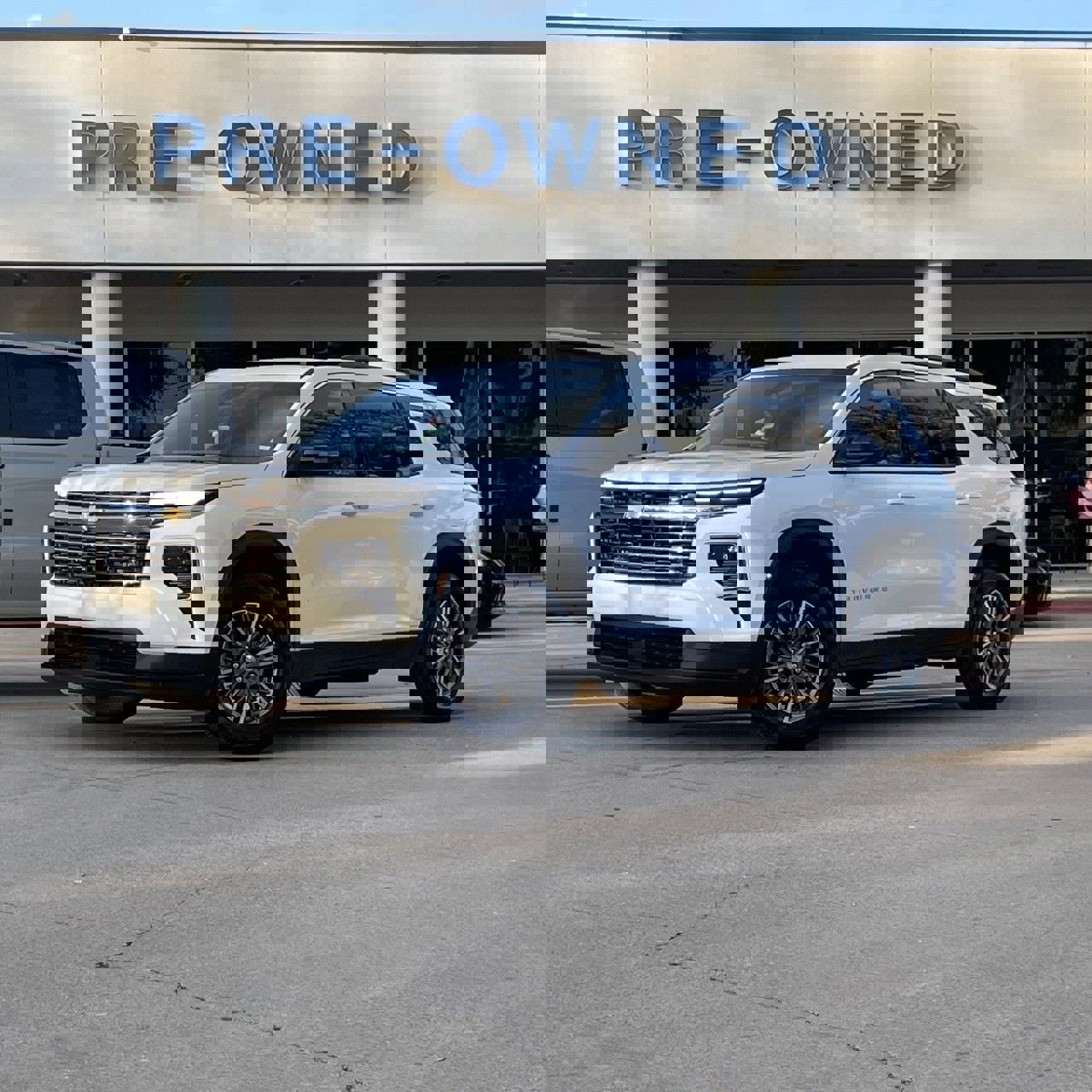 Used 2025 Chevrolet Traverse LT image 2