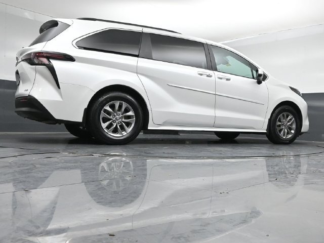 Used 2025 Toyota Sienna XLE w/ XLE Plus Package AWD/4WD image 42