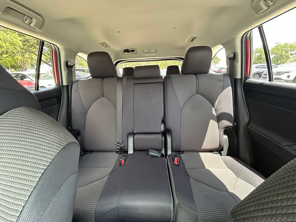Used 2024 Toyota Highlander LE FWD image 13