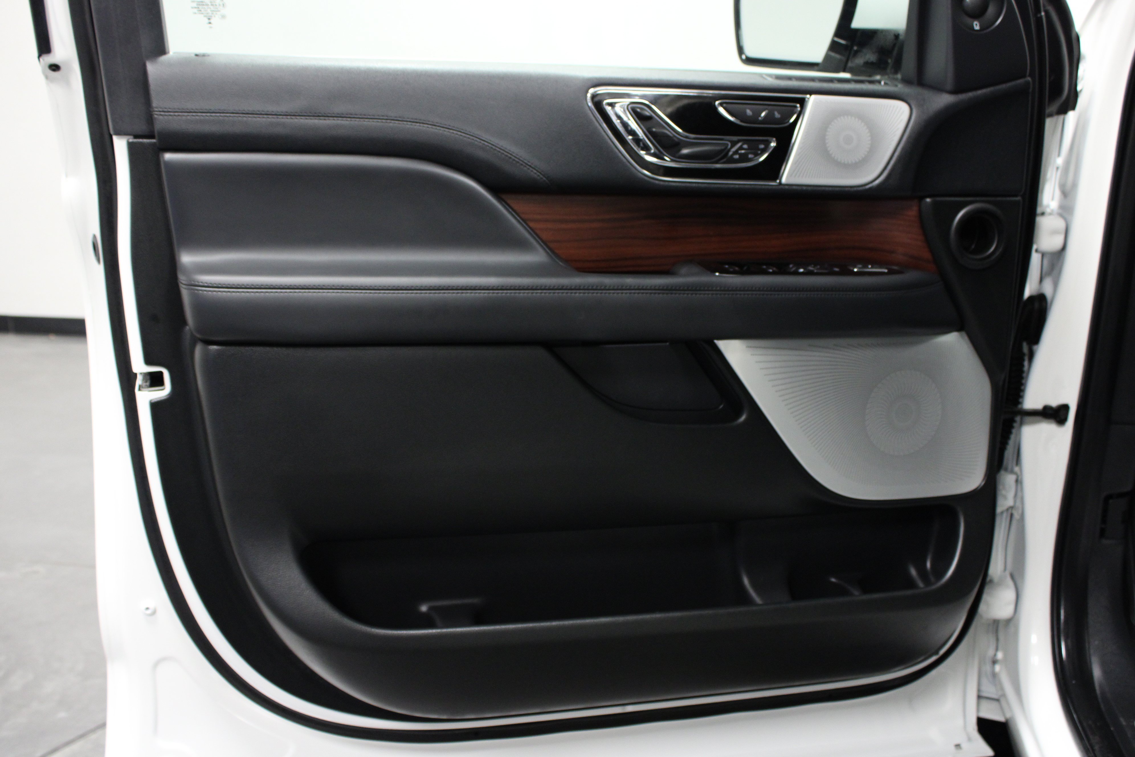 Used 2023 Lincoln Navigator Reserve AWD/4WD image 11