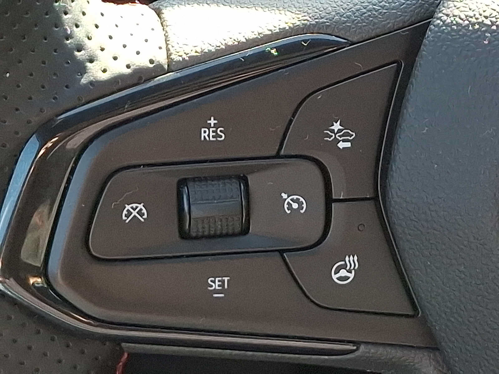Used 2024 Chevrolet Trax RS w/ Sunroof Package FWD image 22