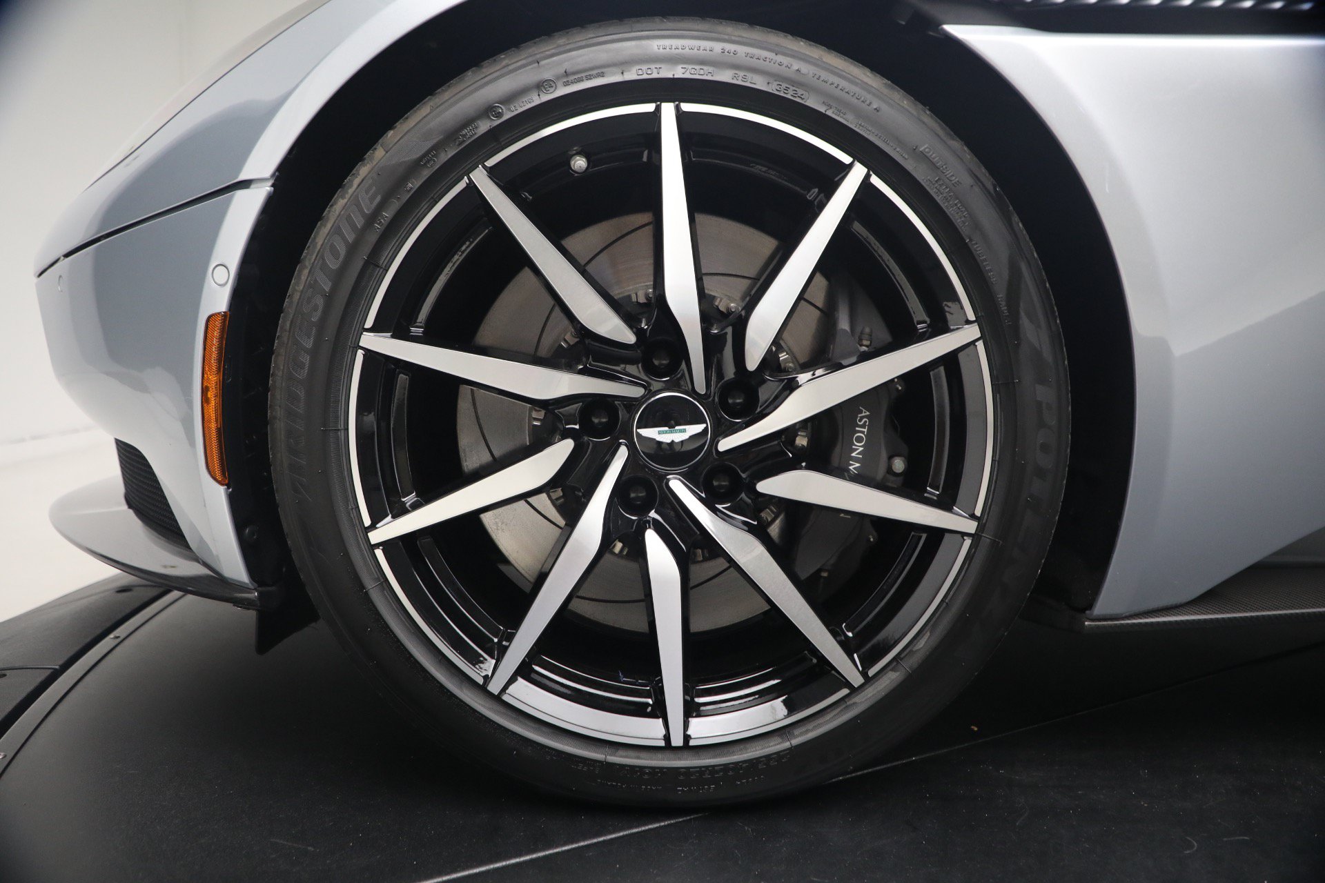 Used 2019 Aston Martin DB11 Volante RWD image 25