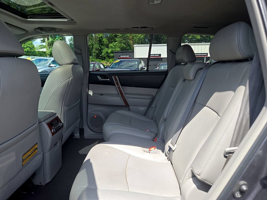Used 2012 Toyota Highlander Limited w/ Tow Pkg AWD/4WD image 11