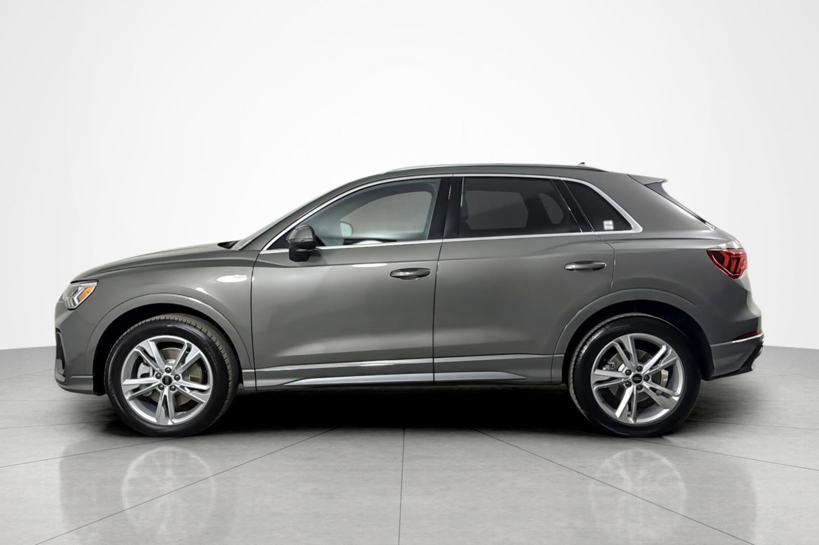 Used 2023 Audi Q3 2.0T Premium w/ Convenience Package image 2