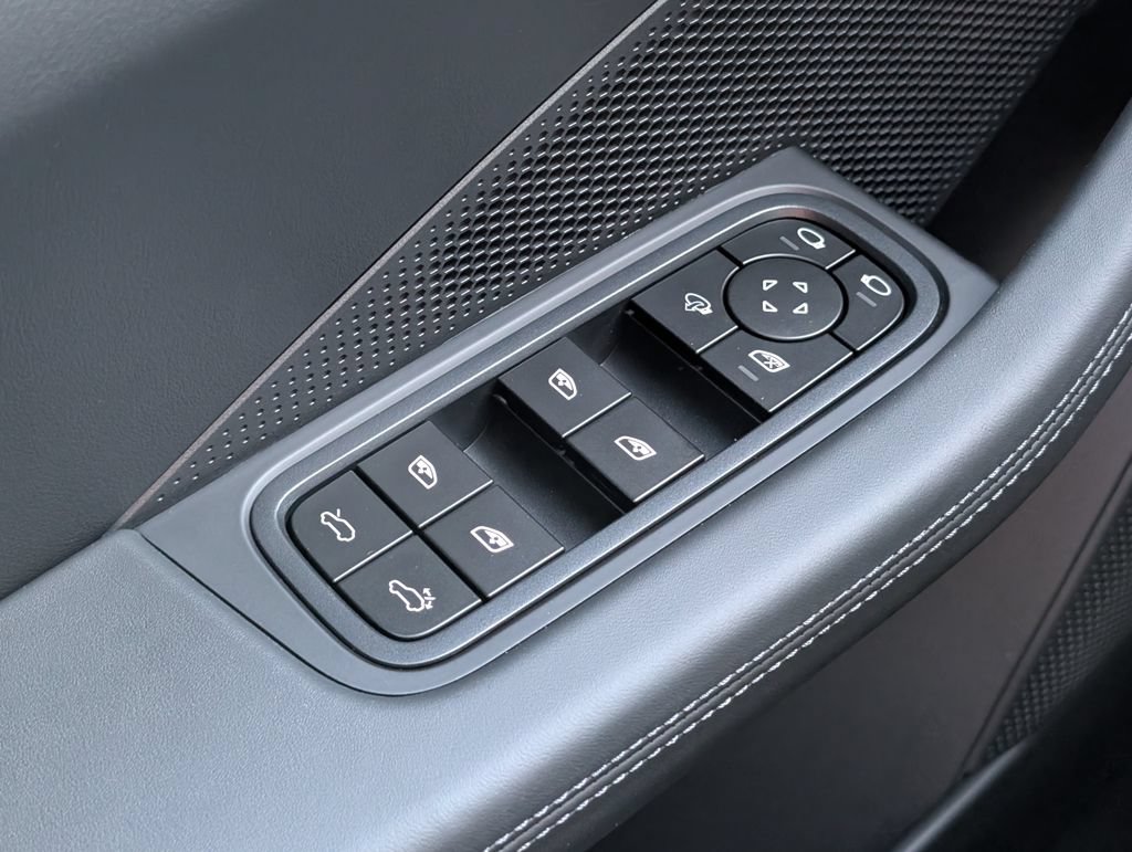New 2025 Porsche Macan 4S Electric AWD/4WD image 24